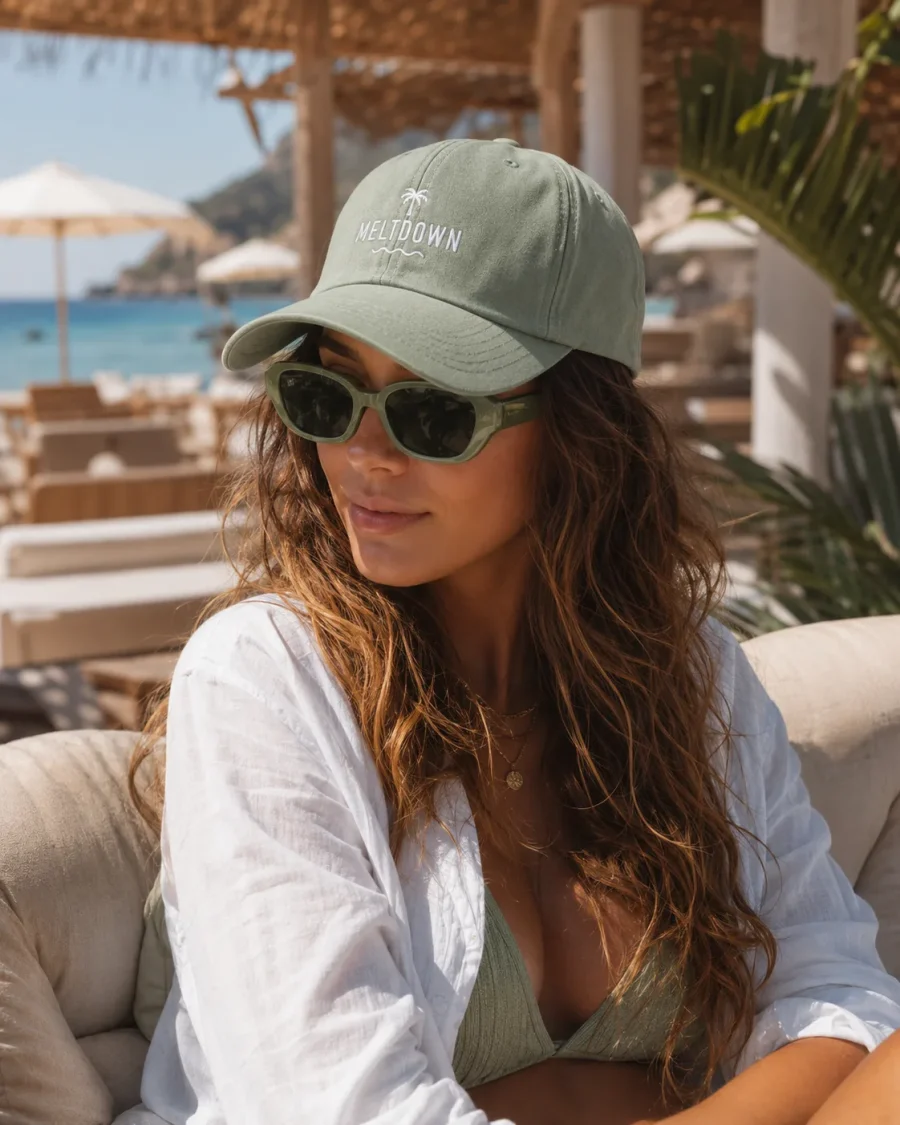 MELTDOWN Matcha zelena kapa i sunčane naočale na modelu